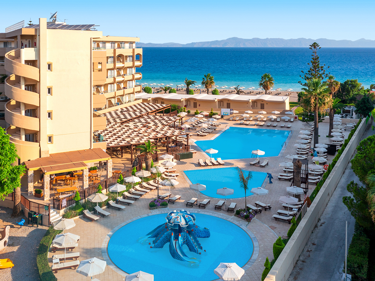 Luxe hotel met zwembaden en uitzicht op zee